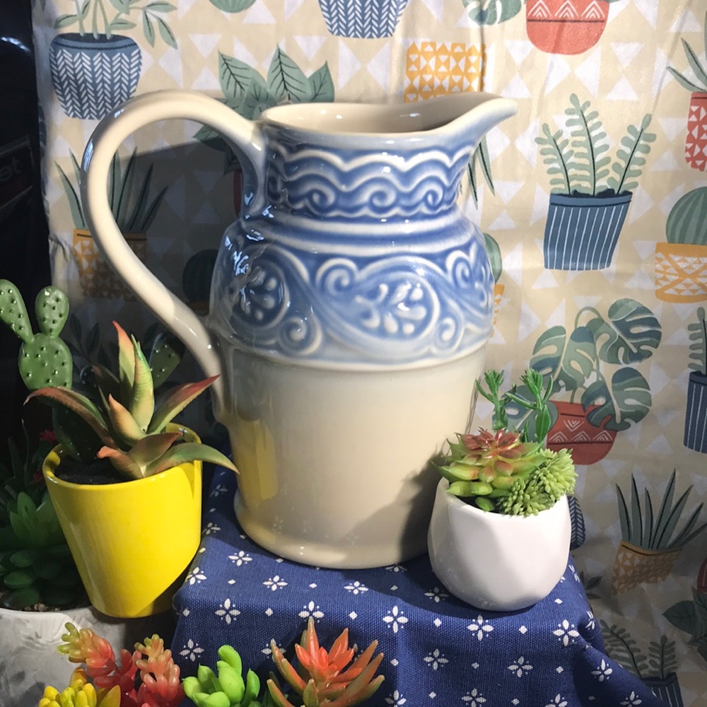 Longaberger American Craft
Cornflower Blue 40oz Pitcher